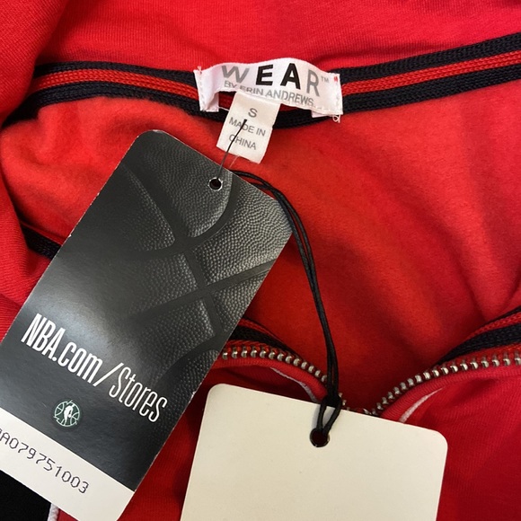 NWT Erin Andrew's WEAR BULLS Womens size SMALL PULLOVER Sweatshirt - Picture 7 of 8